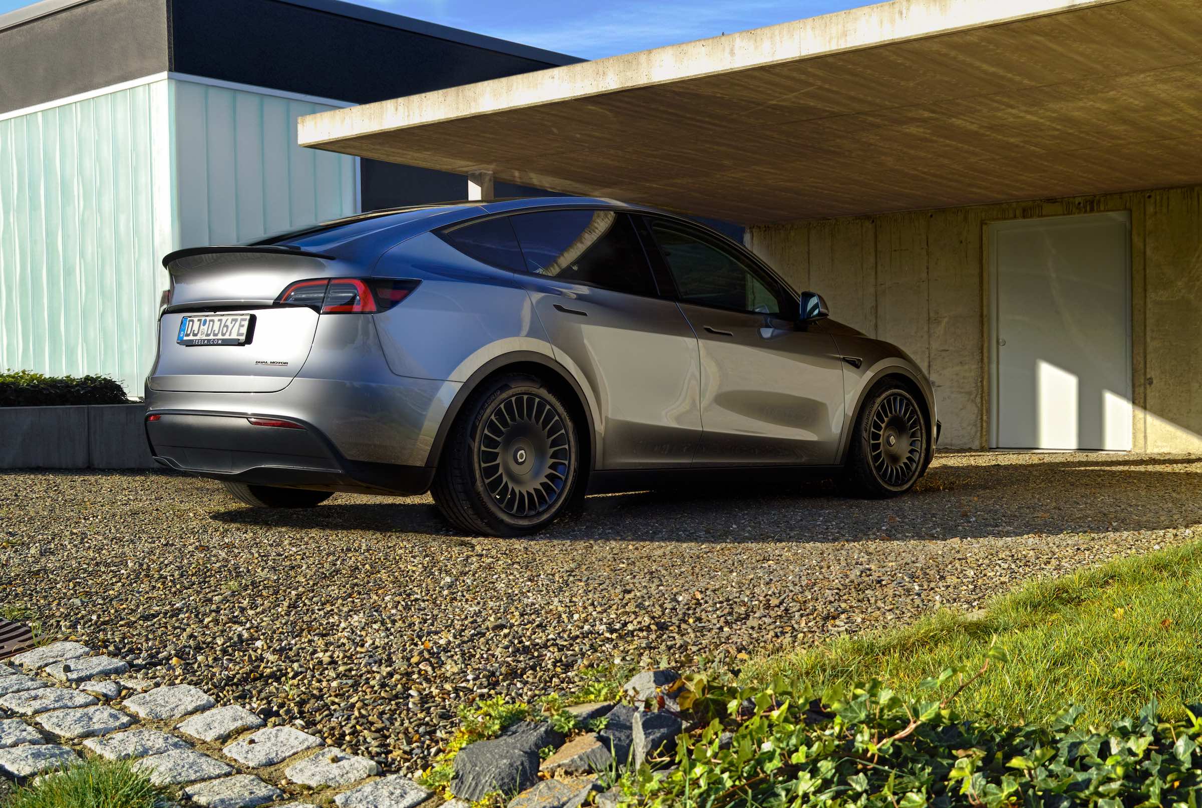 The New Aero Razor V2 Onyx Black 19x9.5 Tesla Model Y - Image 4