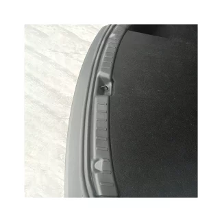 Takaluukun kynnyksen suoja, TPE - Tesla Model Y