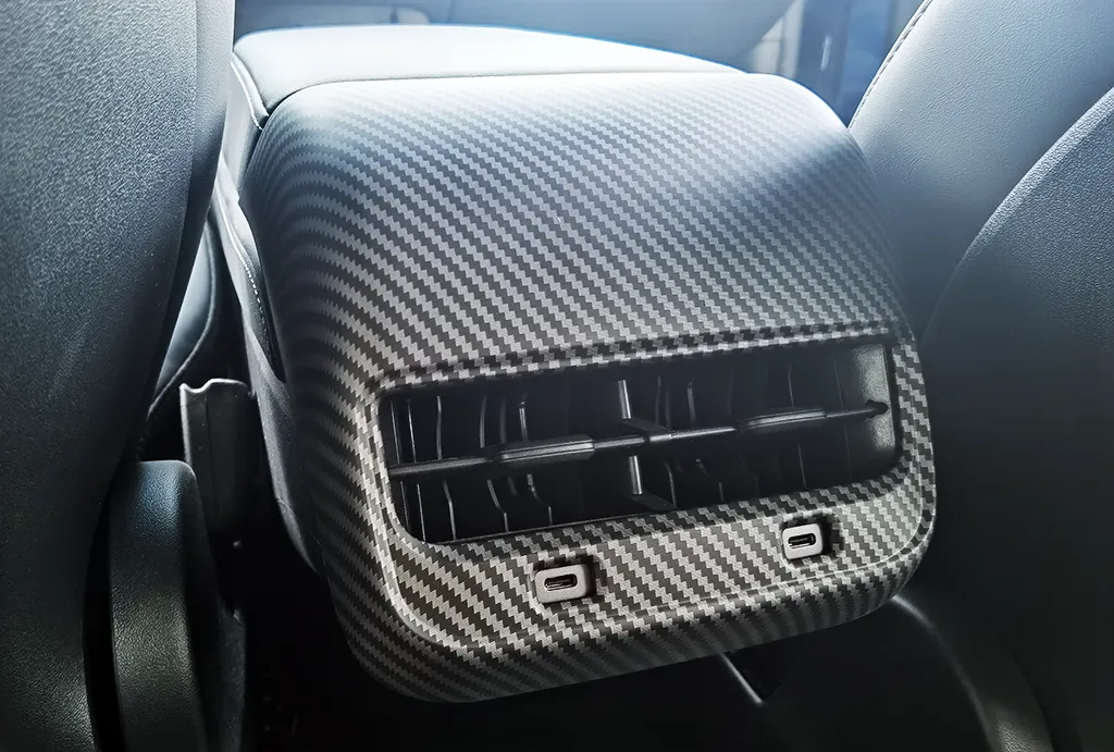 Takapenkin ilmaventtiilin suoja - matta hiilikuitu - Tesla Model 3 / Y - Image 2