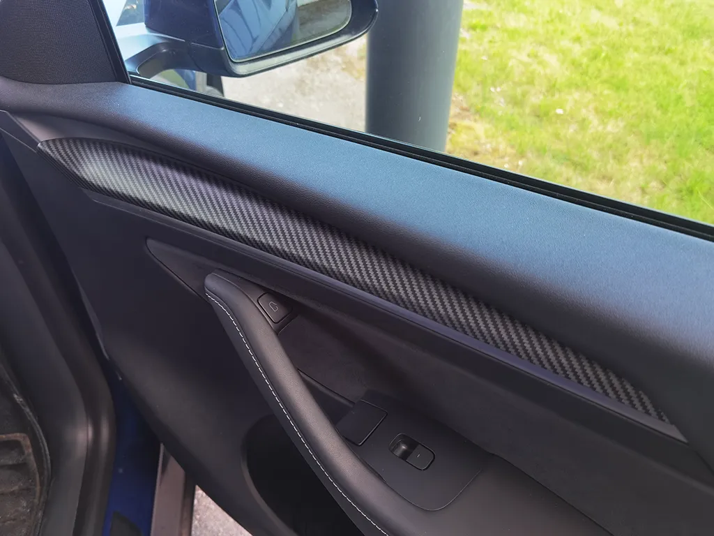 Oven verhoilun suojus hiilikuitujäljitelmä - Tesla Model 3 / Y - Image 2